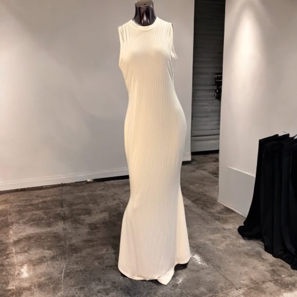 Elegant Sleeveless Cream Maxi Dress - Picture 3 of 3